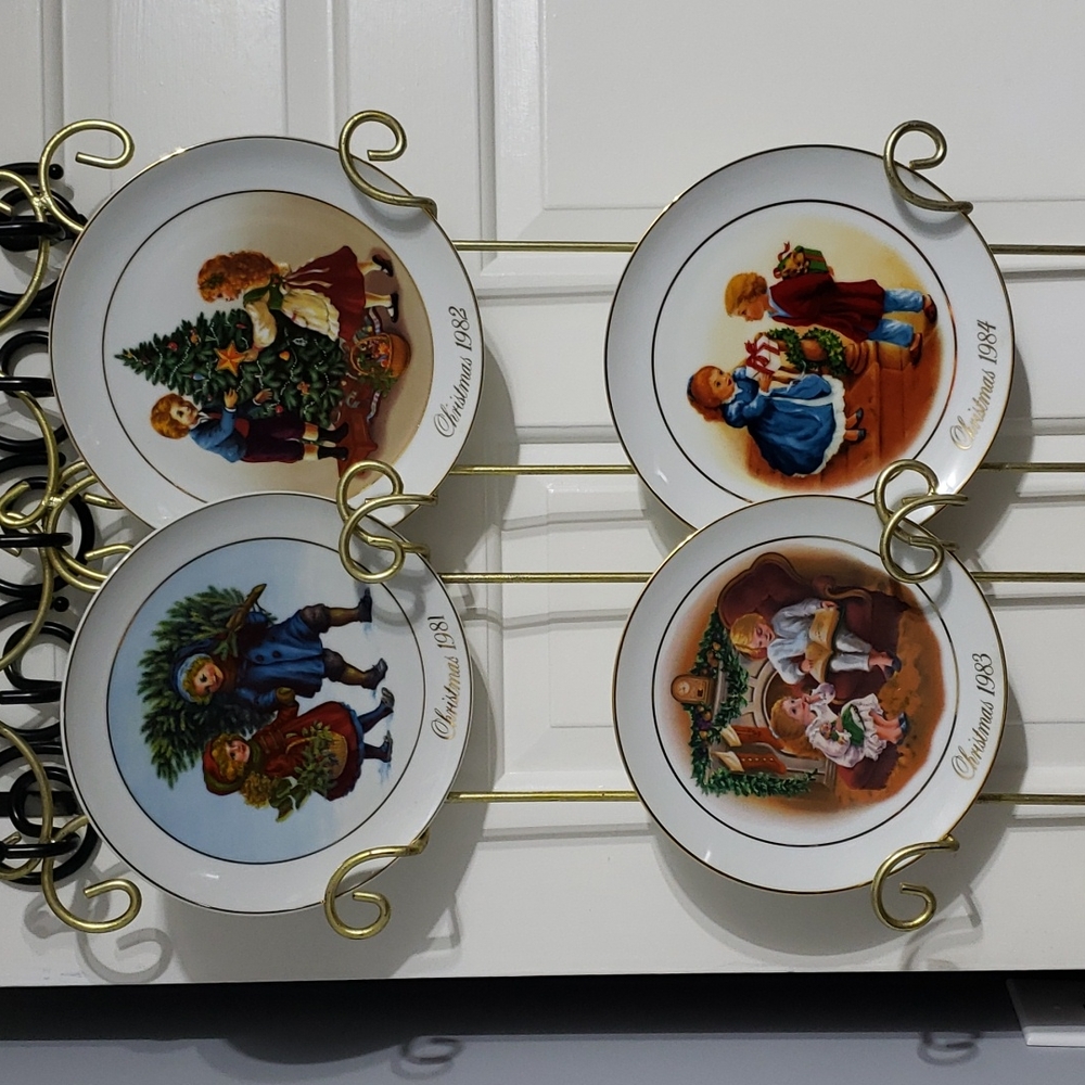 Set of 4  Avon Christmas Memories Plate Collection 1981-1984